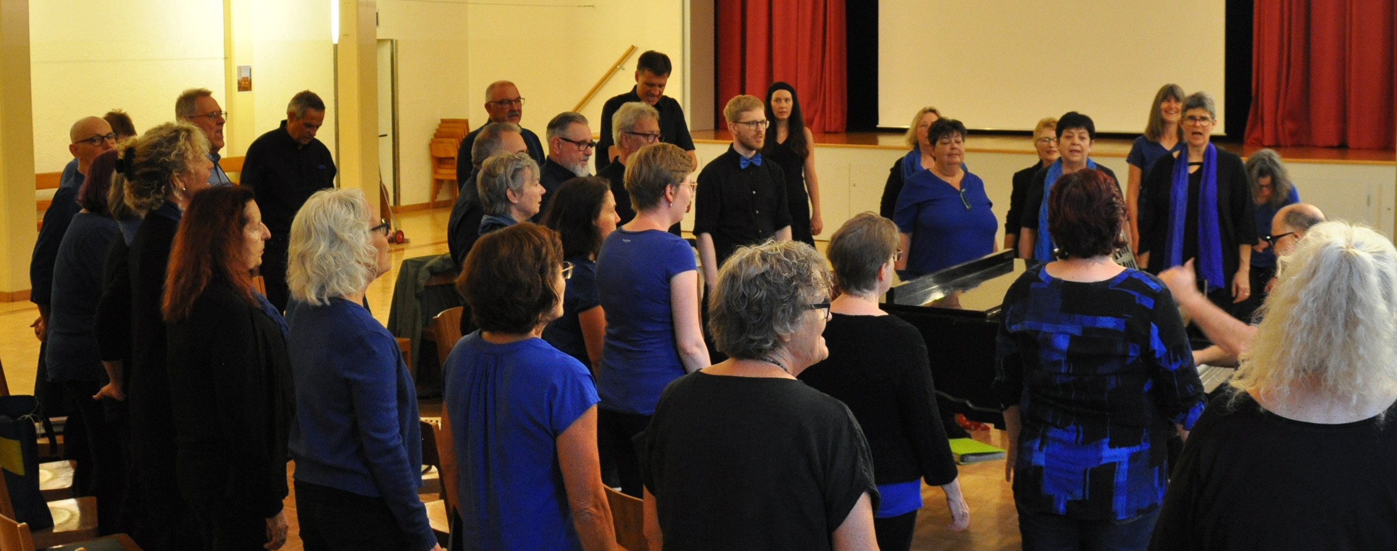 Unser Chor während einer Probe im Johannessaal unter der Johanneskirche Trimbach.